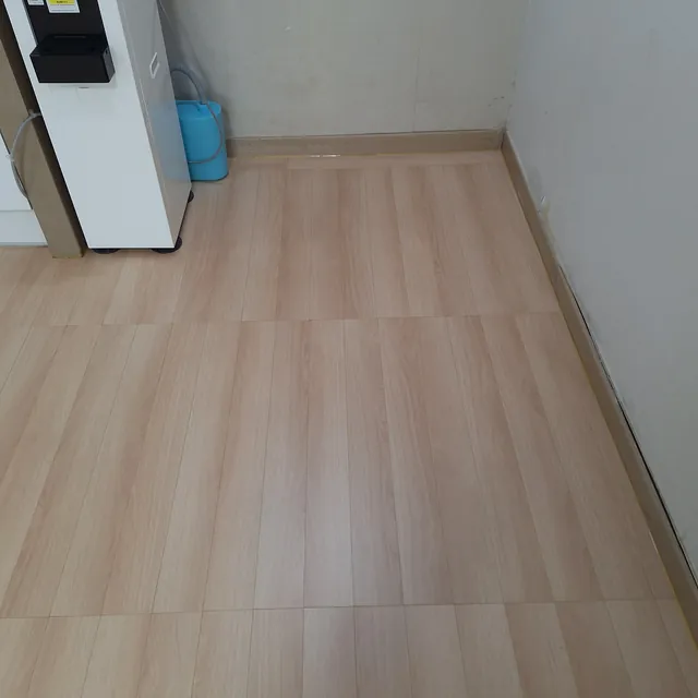 정수기 누수로 썩은 강마루 부분 철거 이후