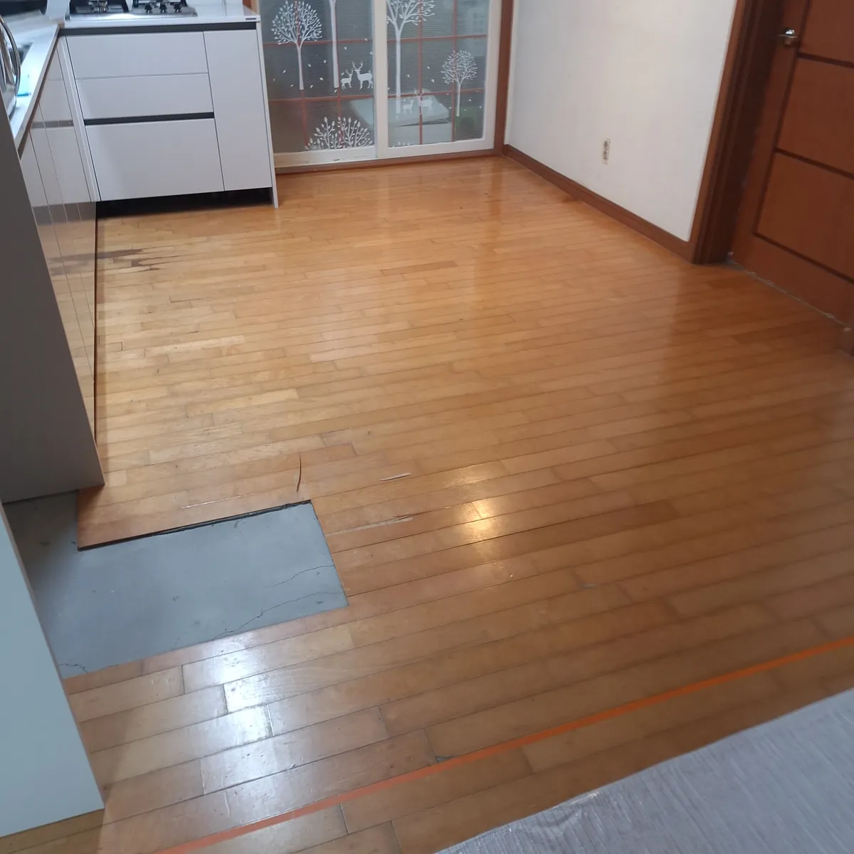 주방 바닥 주방 마루 까짐·변색 부분 철거 교체 이전