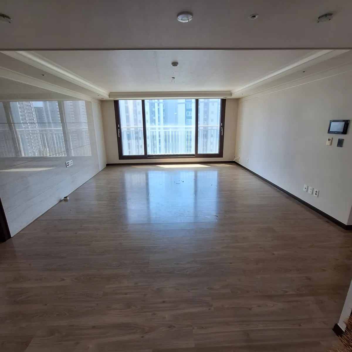40평형 아파트 거실·주방 전체 40평형 아파트 강화마루 철거 후 강마루 시공 이전