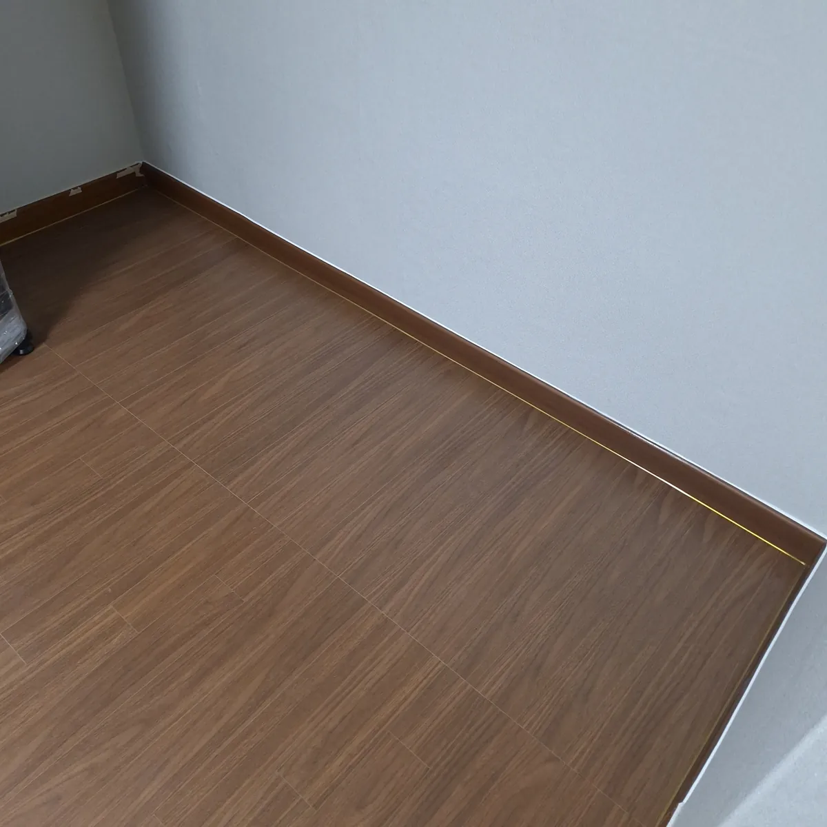 붙박이장 철거 벽면 하단 바닥 붙박이장 철거 후 마룻바닥 빈자리 강마루 보수 이후