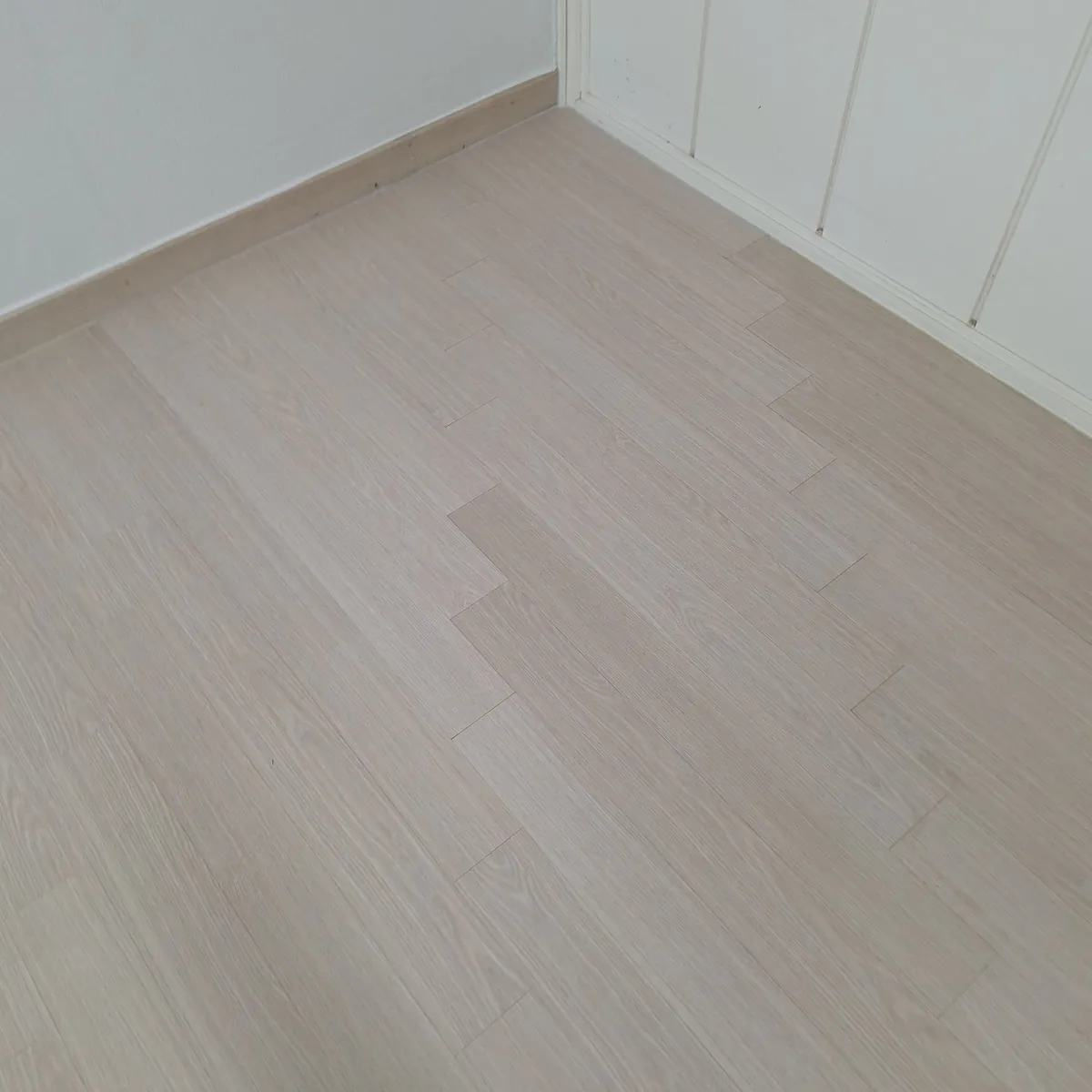 거실 벽면 하단 바닥 거실 보일러 배관 누수공사 후 강마루 보수 이후